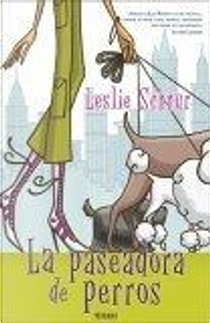 La paseadora de perros by Leslie Schnur