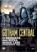 Gotham central by Ed Brubaker, Greg Rucka, Michael Lark